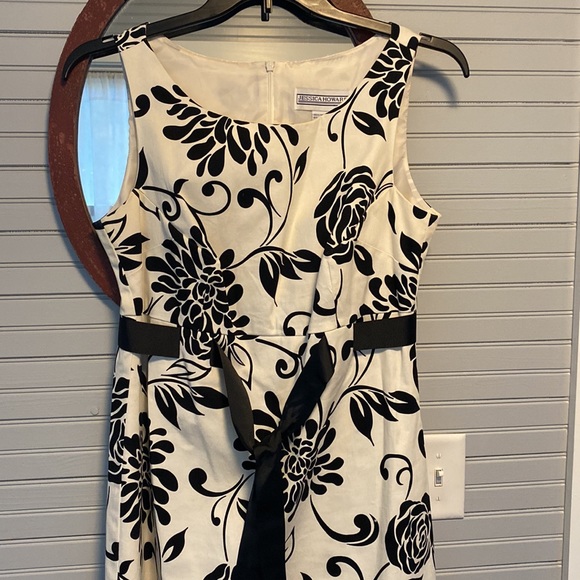 Women’s size 16 dress - Picture 2 of 3